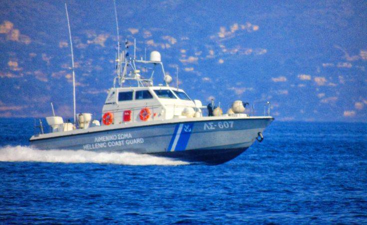 Ρυμουλκείται στη Ρόδο το σκάφος που έμεινε ακυβέρνητο με 50 πρόσφυγες και μετανάστες