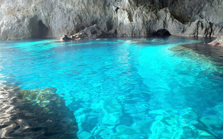 Μια θαλάσσια σπηλιά στα Κύθηρα που μοιάζει με πισίνα