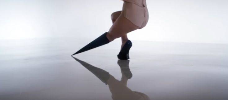 Η πρώτη καλλιτέχνης με προσθετικό πόδι εμφανίζεται σε διάσημο καμπαρέ