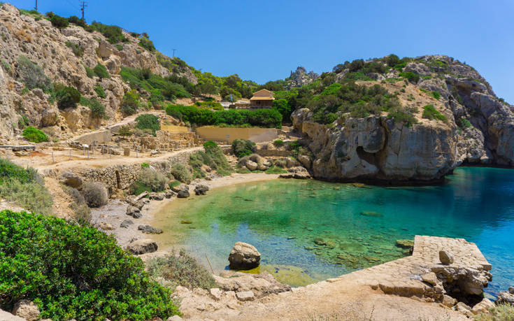 Τέσσερις παραλίες μια ανάσα από την Αθήνα