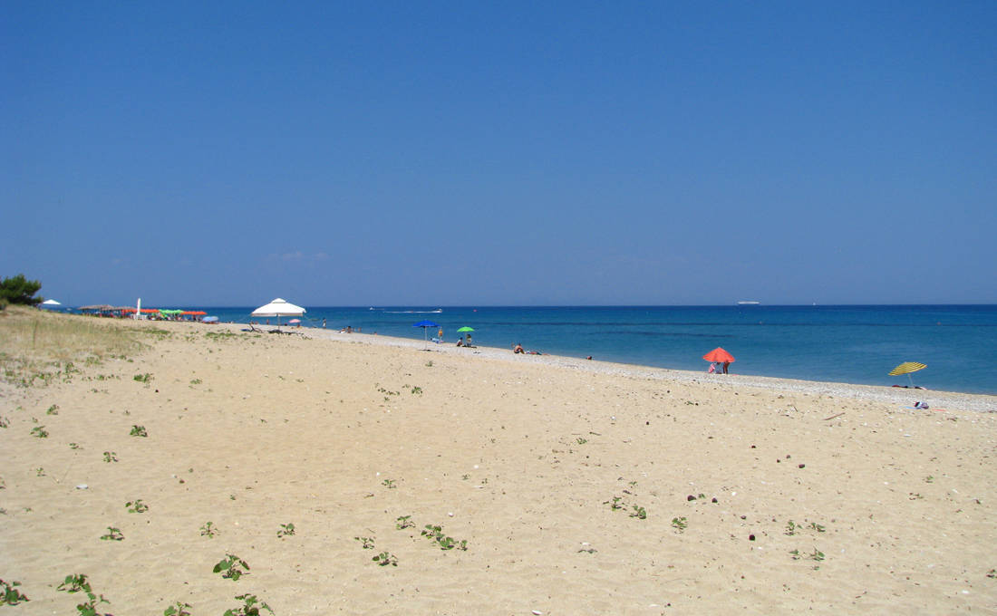 Η όμορφη παραλία της Κεφαλονιάς με τα πεντακάθαρα νερά
