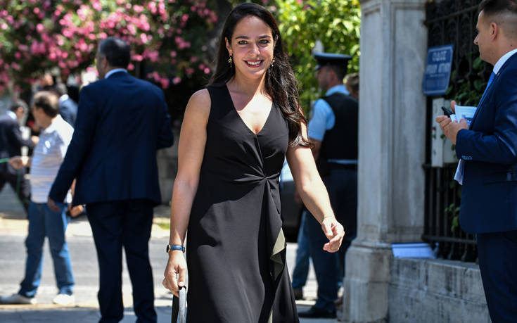 Δόμνα Μιχαηλίδου: Η νέα υφυπουργός Εργασίας που «μάγεψε» με την εμφάνιση και το χαμόγελό της