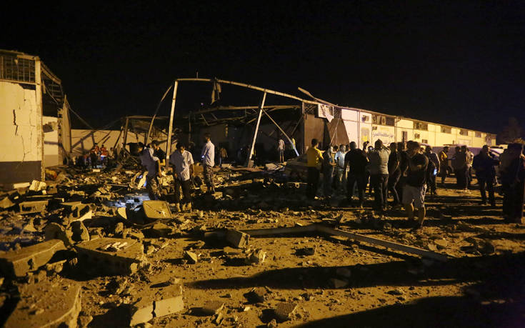 Εγκαταλείπουν το βομβαρδισμένο κέντρο κράτησης στη Λιβύη