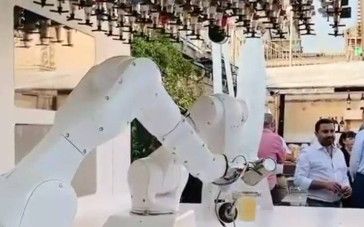 Το πρώτο ρομπότ-μπαρίστα στην Ιταλία πήρε θέση στο Ντουόμο του Μιλάνου