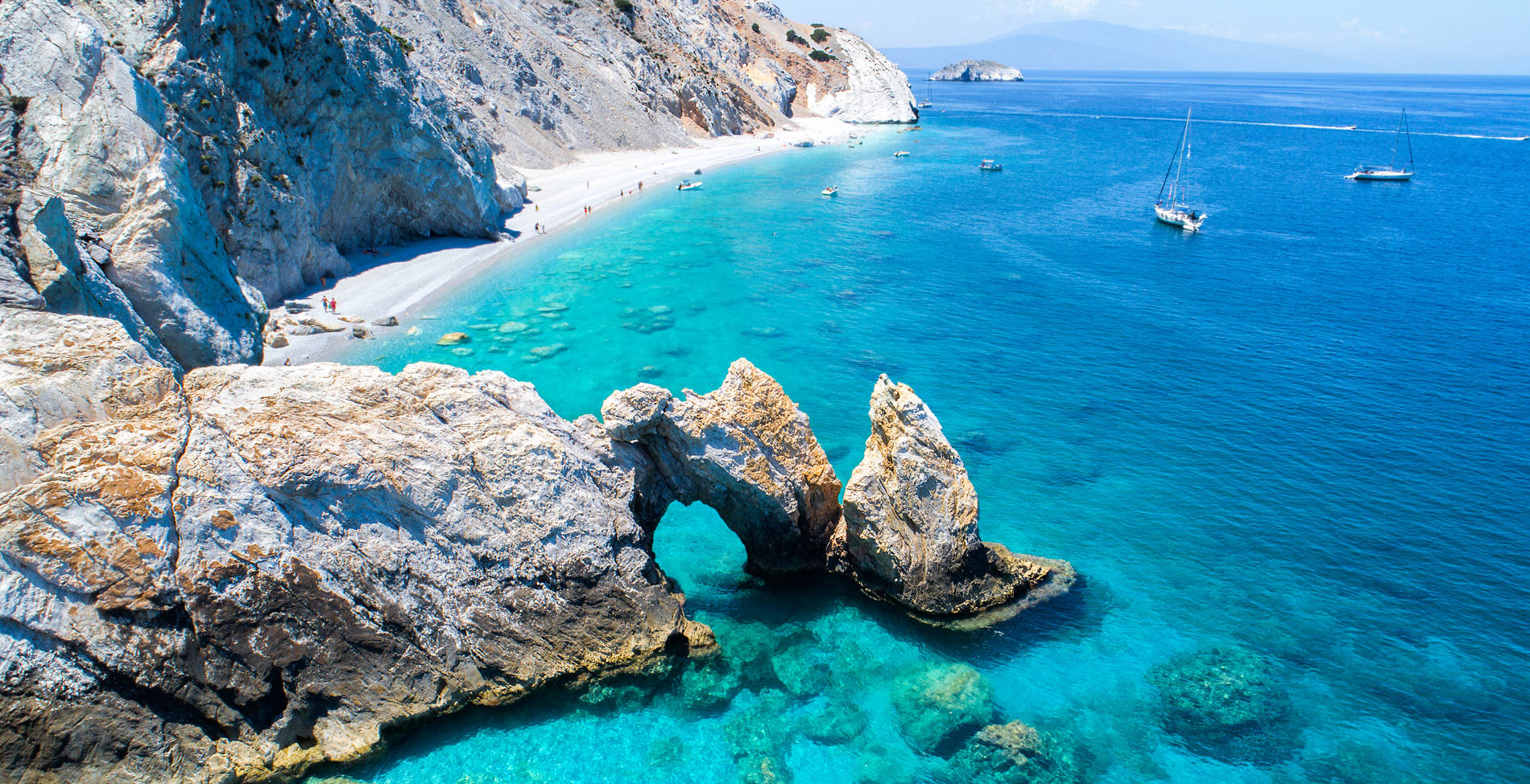 Εντυπωσιακές παραλίες στην Ελλάδα που προσεγγίζονται μόνο από τη θάλασσα