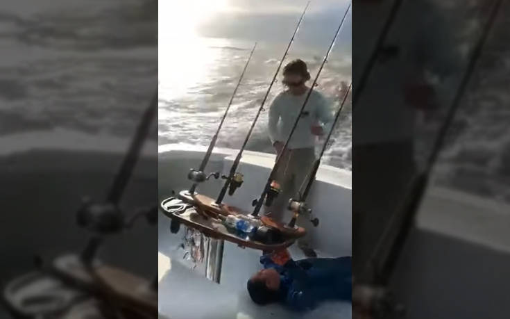 Τον δάγκωσε καρχαρίας και τον έσωσε βάρκα γεμάτη… νοσοκόμες
