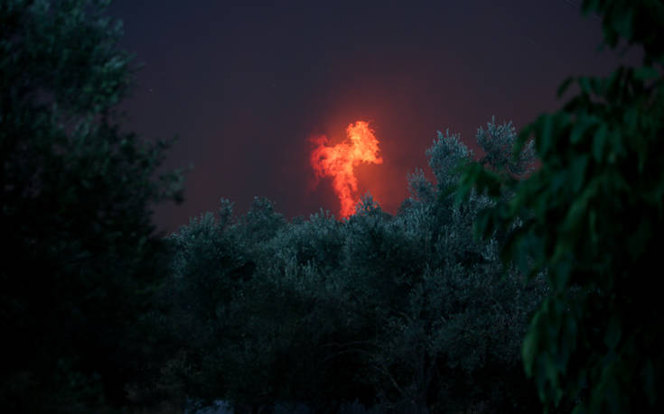 Εύβοια: Σε τρία μέτωπα η φωτιά στην Ιστιαία