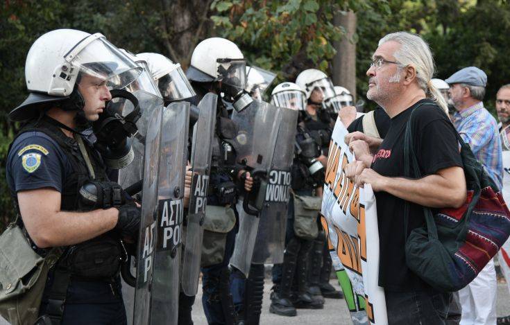 Ένταση μεταξύ ΜΑΤ και διαδηλωτών πριν την ορκωμοσία Πατούλη στο Ζάππειο