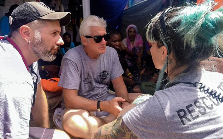 O Ρίτσαρντ Γκιρ στη Λαμπεντούζα προς υποστήριξη του πλοίου με τους 124 πρόσφυγες