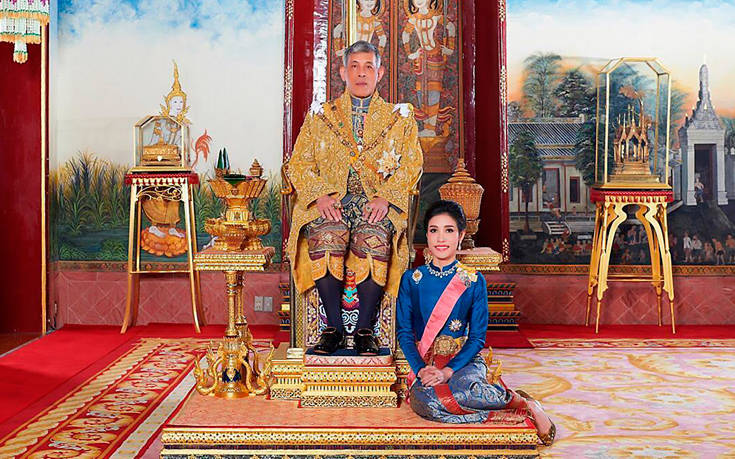 Αυτές είναι οι επίσημες εικόνες του playboy βασιλιά της Ταϊλάνδης με την ερωμένη του