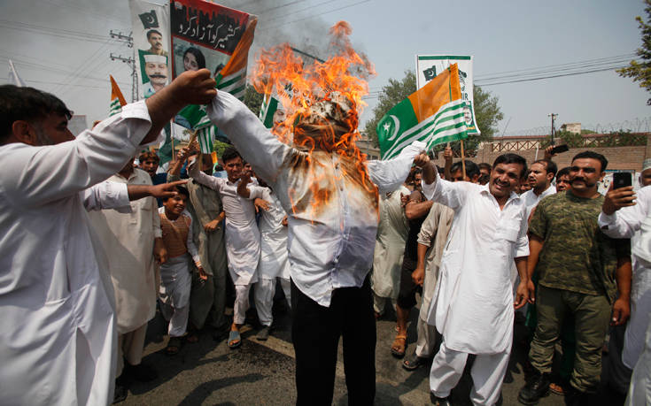 Χιλιάδες Πακιστανοί στους δρόμους για το Κασμίρ