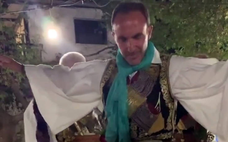 Ο Νίκος Αλιάγας ντυμένος φουστανελάς έσυρε τον χορό στο πανηγύρι του χωριού του
