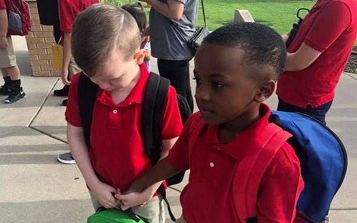 Οχτάχρονος παρηγορεί συνομήλικο του με αυτισμό την πρώτη μέρα του σχολείου