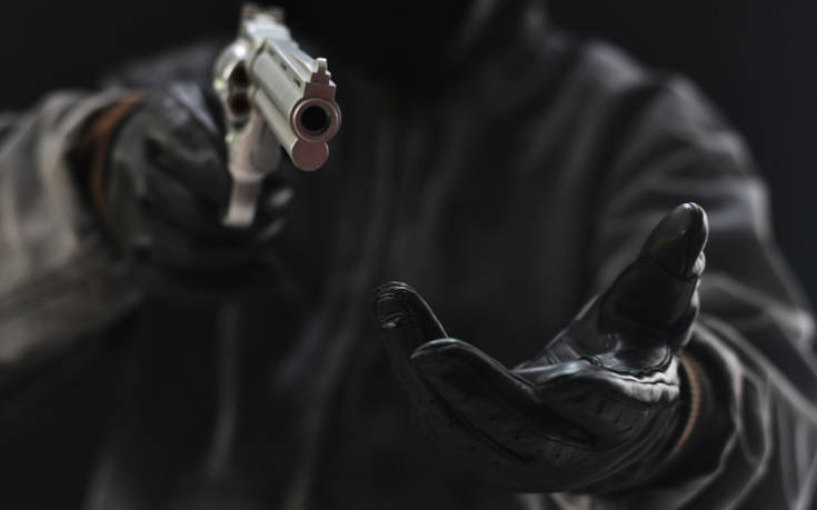 Ληστής εισέβαλε με όπλο σε ψιλικατζίδικο στην Καλαμαριά &#8211; Άρπαξε λεφτά και ποτά