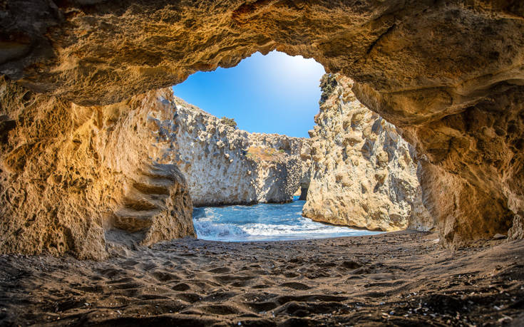 Τρεις ονειρικές σπηλιές που αξίζει να ανακαλύψετε στα ελληνικά νησιά