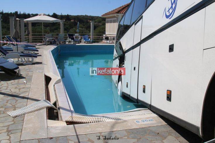 Λεωφορείο έκανε βουτιά σε πισίνα ξενοδοχείου στην Κεφαλονιά