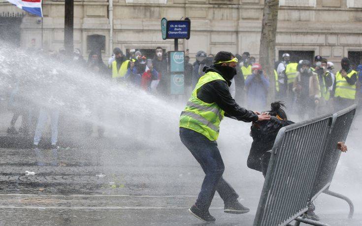 Γαλλία: Χρήση δακρυγόνων και 30 προσαγωγές στην κινητοποίηση των «κίτρινων γιλέκων»