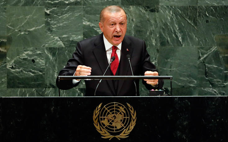 Η αμήχανη στιγμή του Ερντογάν που μιλά τουρκο-αγγλικά στη συντονίστρια του πάνελ