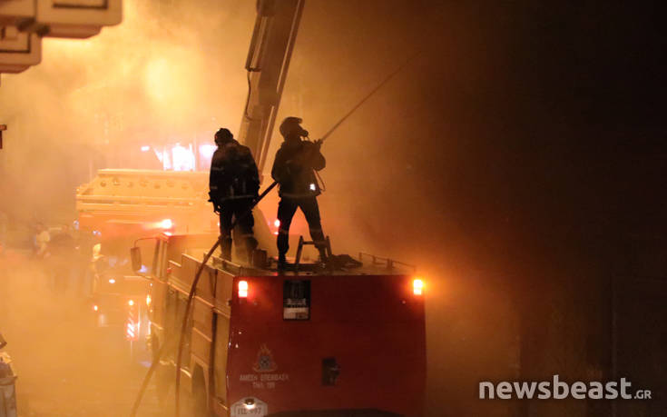 Οι καπνοί από τη φωτιά στο κέντρο της Αθήνας έχουν κάνει αποπνικτική την ατμόσφαιρα