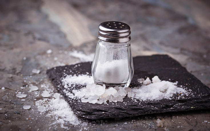 Τρεις τροφές που θα σας βοηθήσουν να μειώσετε το αλάτι