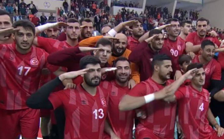 Παίκτες του Ολυμπιακού και της ΑΕΚ έκαναν τον τουρκικό στρατιωτικό χαιρετισμό
