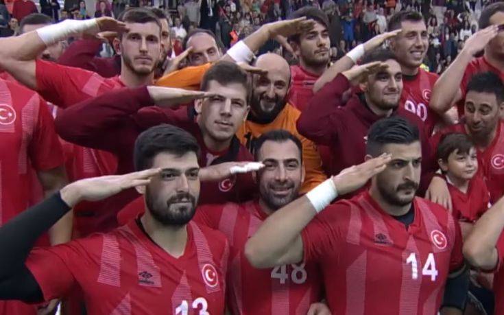 Σε απολογία οι Τούρκοι χαντμπολίστες ΑΕΚ και Ολυμπιακού για τον στρατιωτικό χαιρετισμό