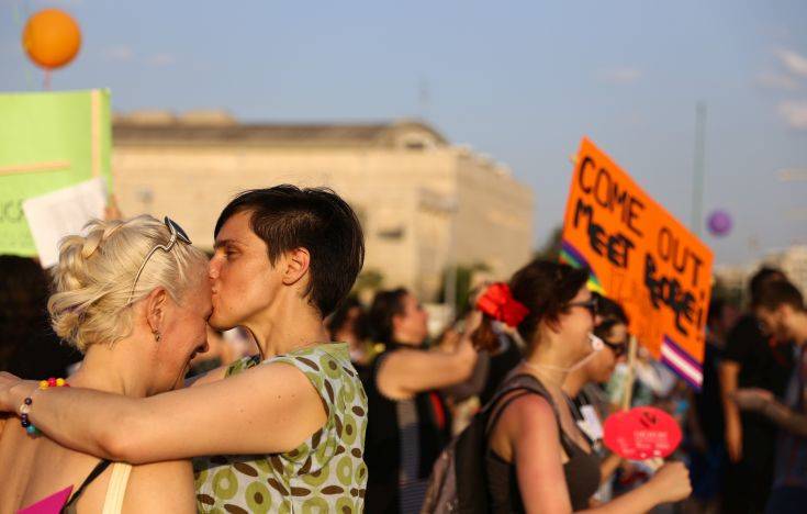 Πόσο άνετα νιώθουν οι Έλληνες στην εικόνα δύο ομοφυλόφιλων να φιλιούνται στον δρόμο