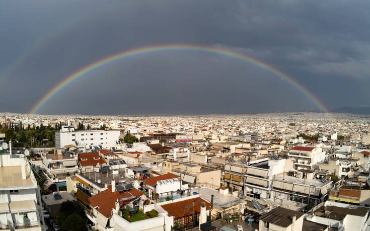 Το ουράνιο τόξο στον ουρανό της Αθήνας μετά τη βροχή