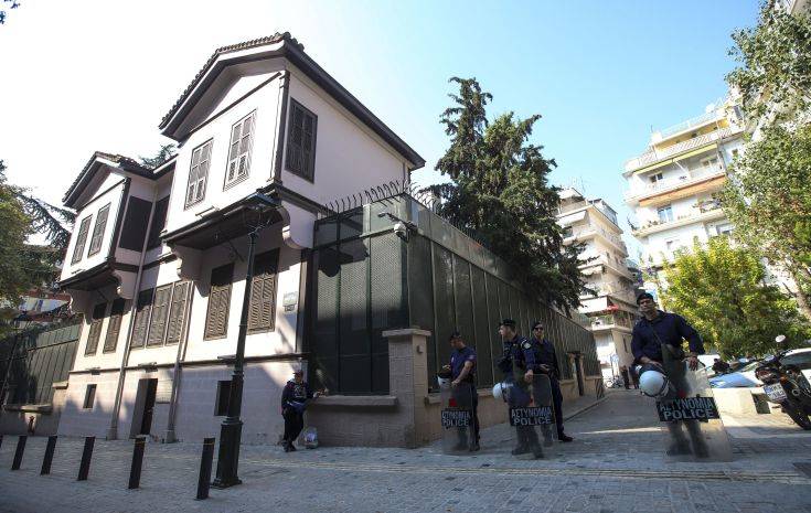Καταγγελίες Ρουβίκωνα ότι το προσωπικό φύλαξης του τουρκικού προξενείου τους απειλούσε με τέιζερ