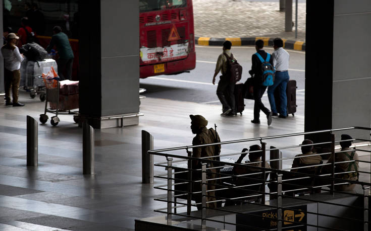 Αστυνομικός σε αεροδρόμιο ανάγκασε γυναίκα με αναπηρία «να βγάλει το παντελόνι της»