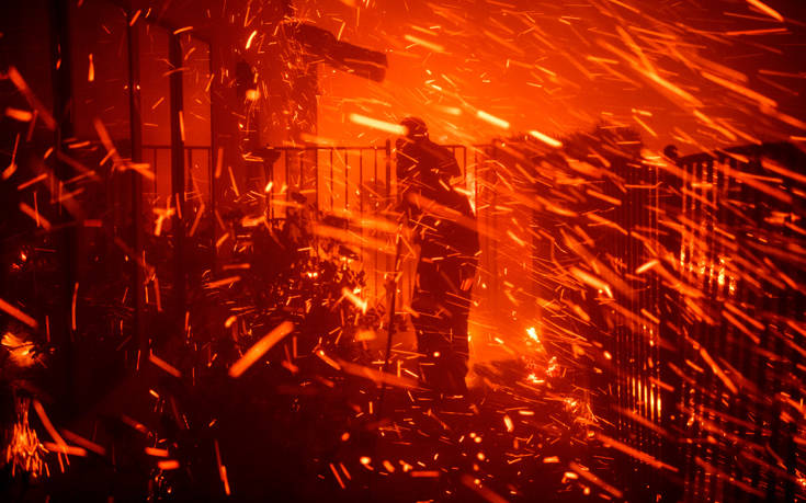 Εικόνες τρόμου από τις τεράστιες φωτιές στην Καλιφόρνια, εκκενώνονται σπίτια