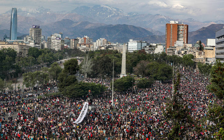 Κορονοϊός: Η Χιλή απαγορεύει τις δημόσιες συγκεντρώσεις