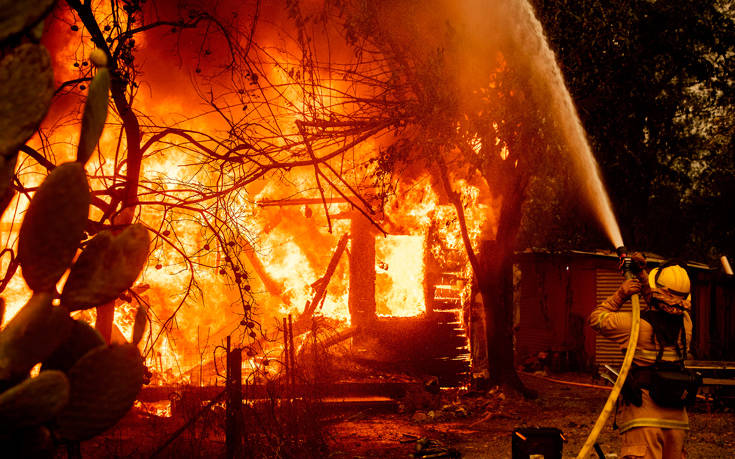 Μαίνεται η καταστροφική φωτιά στην Καλιφόρνια, τρομακτικές εικόνες