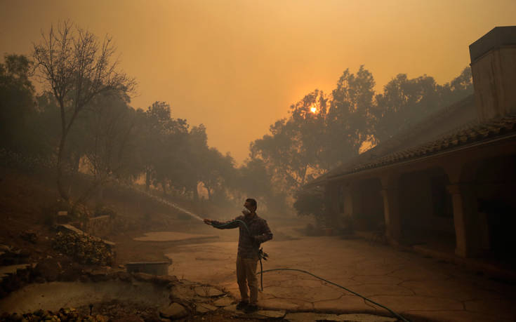 Εφιάλτης με τις φλόγες στην Καλιφόρνια: Νέα πύρινα μέτωπα