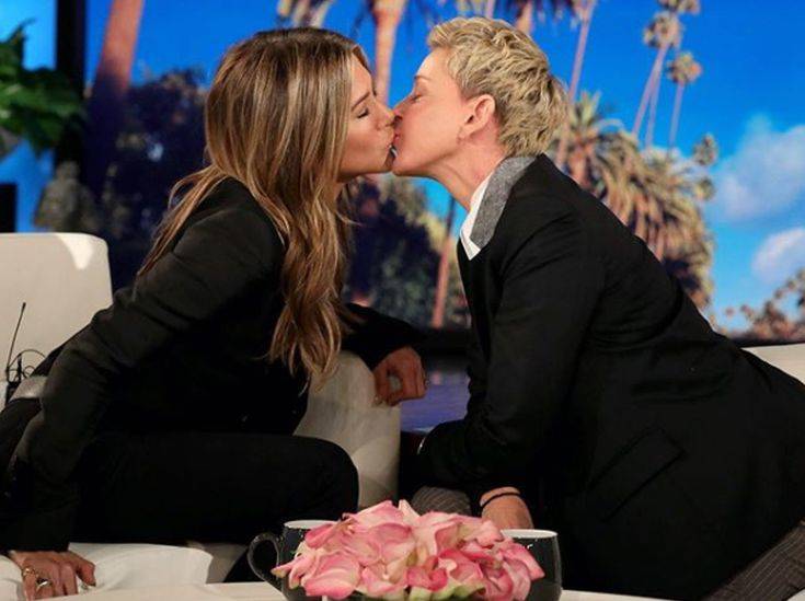 Η Τζένιφερ &#8216;Ανιστον φιλά on air την παρουσιάστρια Έλεν ντε Τζενέρις και ρίχνει το ίντερνετ