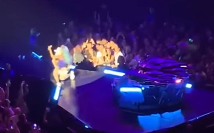 Η απίστευτη τούμπα της Lady Gaga από τη σκηνή μαζί με έναν θαυμαστή της