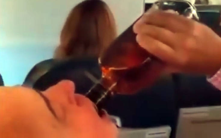 Επιβάτες αεροπλάνου προσεύχονται και πίνουν όταν τους είπαν για αναγκαστική προσγείωση