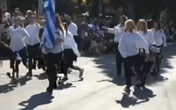 Παρέλαση α λα Monty Python στη Νέα Φιλαδέλφεια: Το βίντεο με την προετοιμασία των κοριτσιών