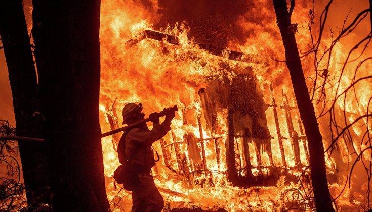 Πύρινη κόλαση στην Καλιφόρνια: Συνεχίζεται η μάχη με τις φλόγες