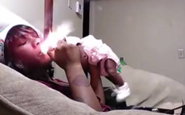 Μητέρα στροβίλιζε στον αέρα την 1 μηνός κόρη της και της φυσούσε τον καπνό του τσιγάρου