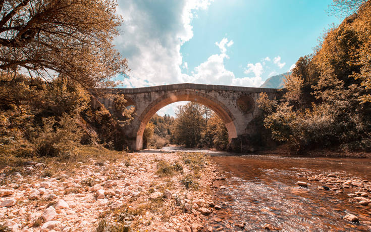Μύθοι και θρύλοι γύρω από τη γέφυρα των αιγών ανατολικά του Σαράγεβο