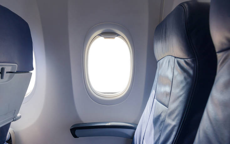 Γιατί η επιλογή της θέσης δίπλα στο παράθυρο του αεροπλάνου δείχνει πολλά για τον χαρακτήρα σας