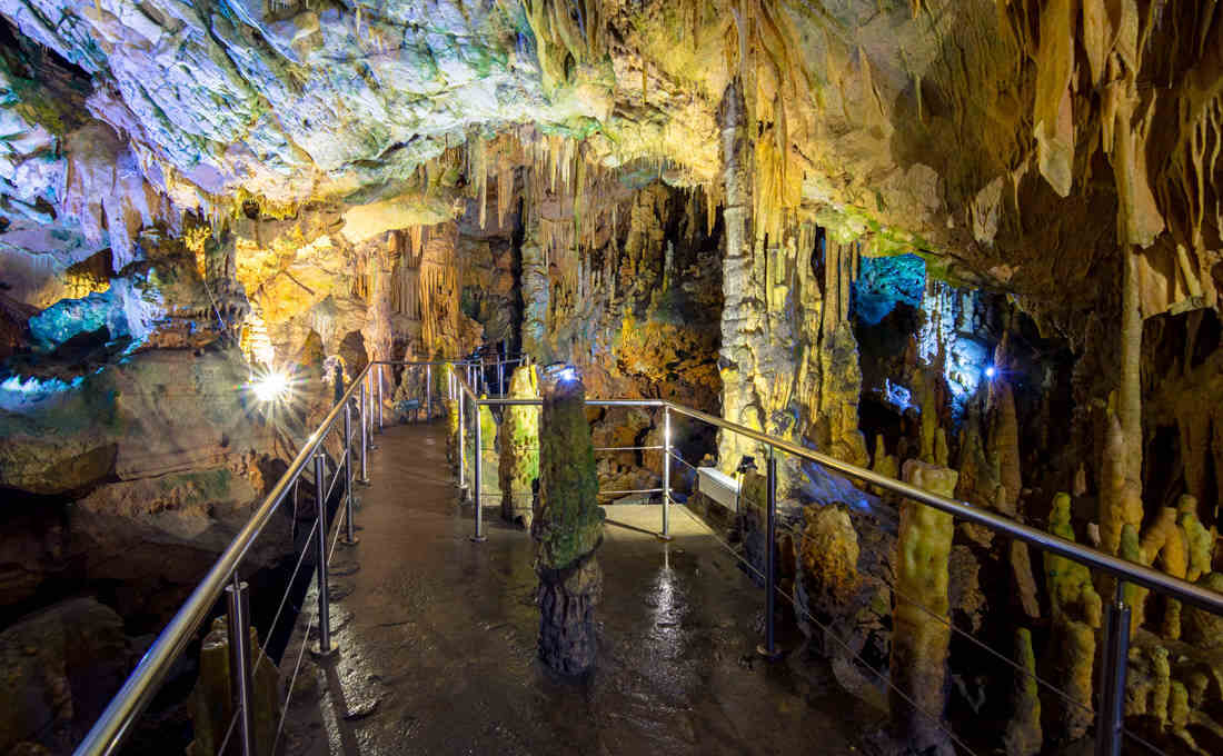 Μυστήριο και μαγεία σε ένα από τα πιο εντυπωσιακά σπήλαια