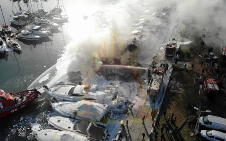 Η φωτιά σε σκάφη στη Γλυφάδα από&#8230; ψηλά