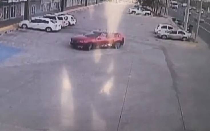 Ανατριχιαστικό βίντεο: Ένοπλοι γαζώνουν με 150 σφαίρες τον αστυνομικό που συνέλαβε τον γιο του Ελ Τσάπο