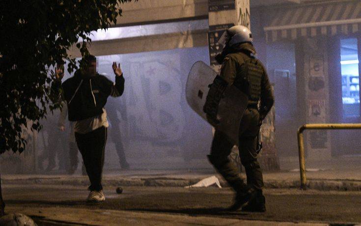 Επίθεση με μολότοφ κατά αστυνομικών επί της Χαριλάου Τρικούπη