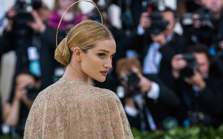 Τι κάνει η Rosie Huntington-Whiteley και παραμένει εκτυφλωτικά όμορφη