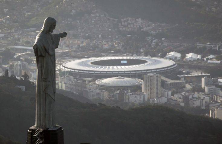 Στα χρώματα της Φλαμένγκο το άγαλμα του Ιησού στο Ρίο