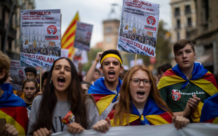 Ισπανία: Νέα εντάλματα σύλληψης σε βάρος τριών Καταλανών αυτονομιστών