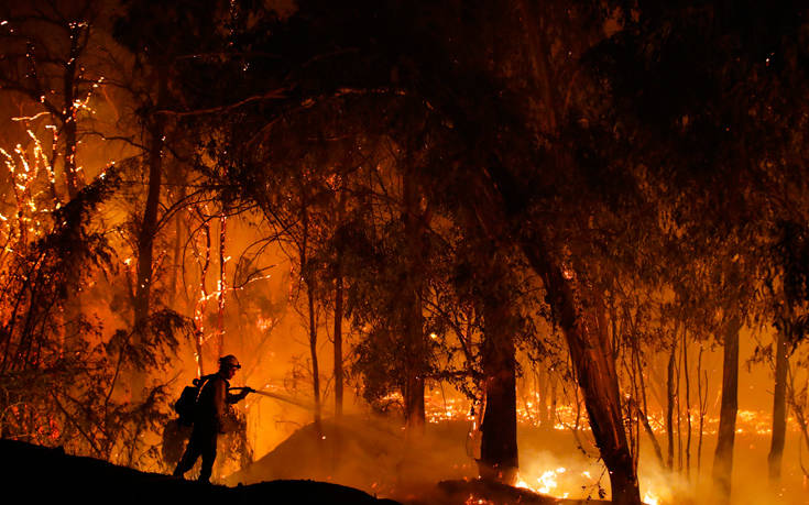 Μαίνονται οι καταστροφικές φωτιές στην Καλιφόρνια